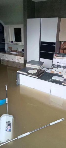 洪涝后，家具厂展厅里的家具都泡在了水里。图片来源：张志明