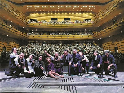     图为《无人生还》演出后，剧组主创与宁波观众合影。（受访者供图）