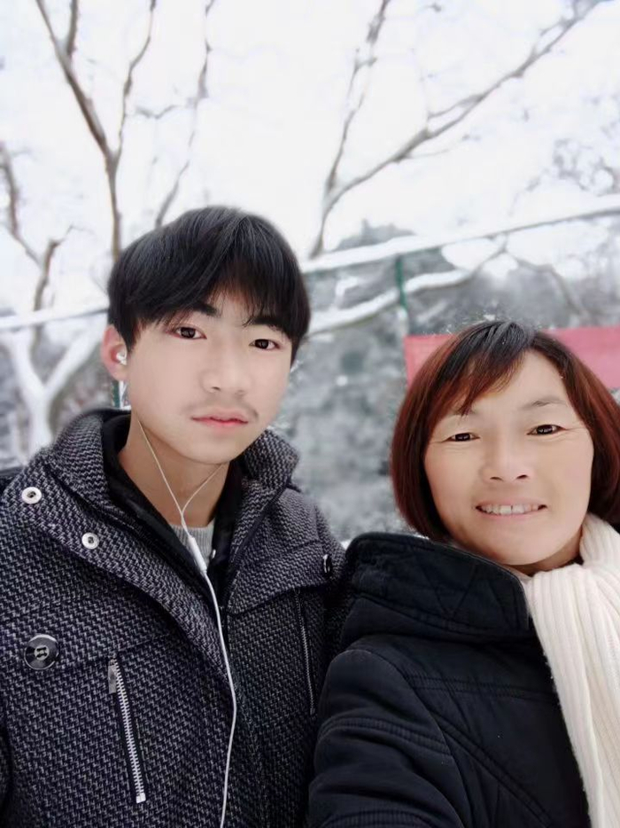 △钟朋辰与母亲合影