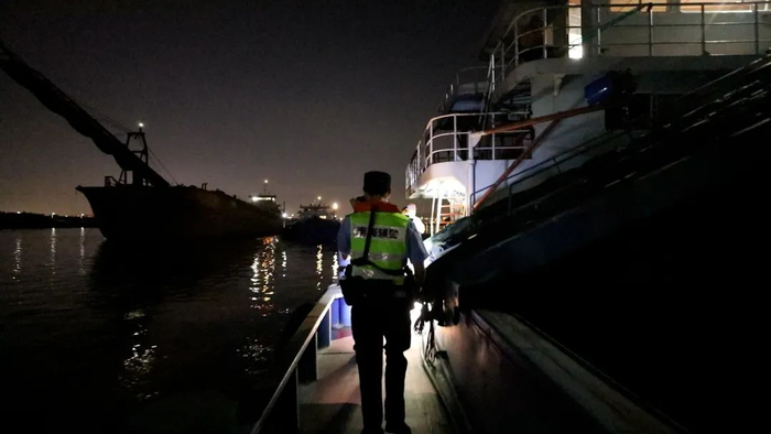 加大夜间重点水域的巡防排查力度。
