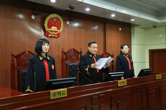 武安市人民法院党组成员、民事审判一庭主要负责人、一级法官孙海永（中）。本人供图