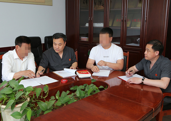 孙海永组织双方当事人进行调解。本人供图