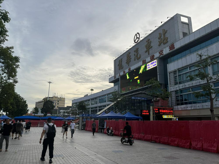 龙华汽车站 财联社记者王碧微摄