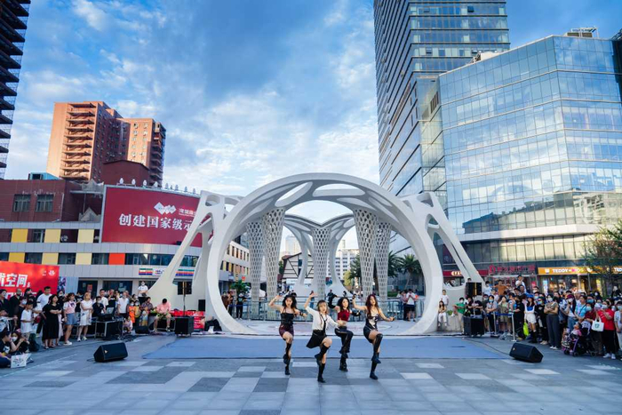 湾里庙步行街打造城市秀场，来自全国各地的舞蹈爱好者热舞助兴。李鹏茹摄