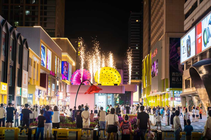 湾里庙步行街最具特色四大秀场之一的电子烟花秀让街区拥有自己的专属印象IP。李鹏茹摄