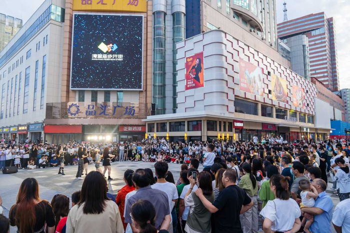 水幕广场千人舞蹈快闪。李鹏茹摄