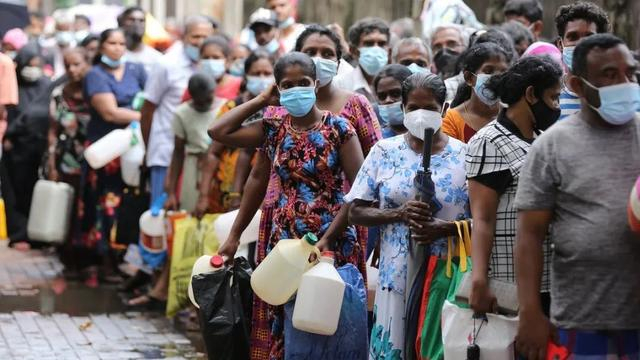 △当地时间4月11日，人们在首都科伦坡一处加油站等待购买煤油。