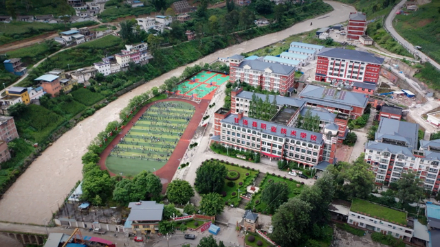 图为航拍的甘洛县职业技术学校