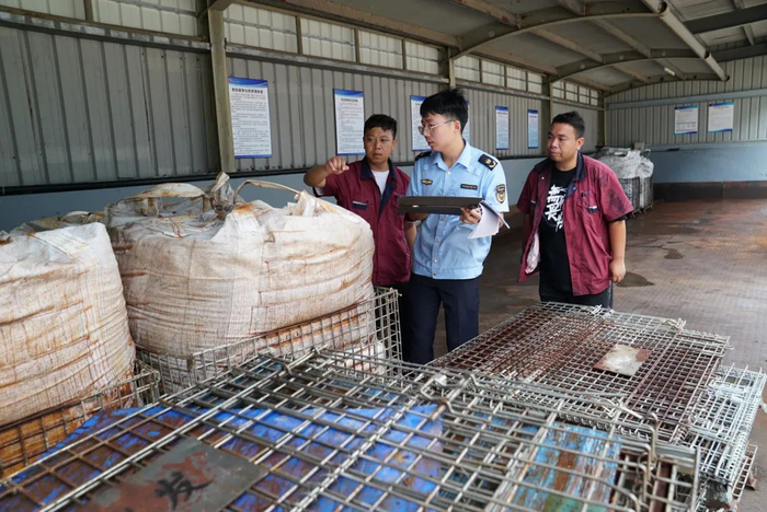 执法人员正在对企业危废贮存情况进行检查。曾震摄