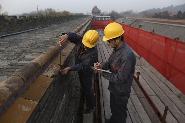 2016年11月26日，西华门北侧，工程人员测量城砖数据。当日，故宫城墙修缮工程正式开工。新京报记者 浦峰 摄