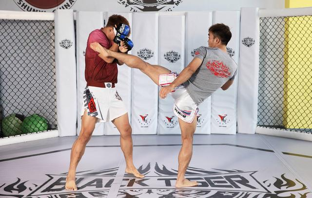 散打经典招式：高边腿。  新京报记者 郭延冰 摄