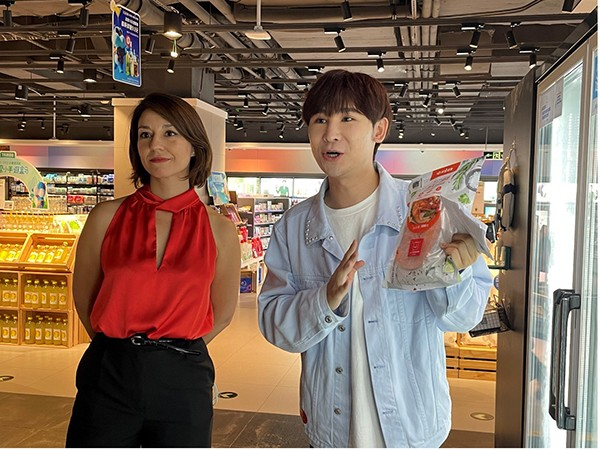 　　智利驻华使馆商务参赞娜塔女士与微博达人@王煊Angelo推荐佳沃三文鱼