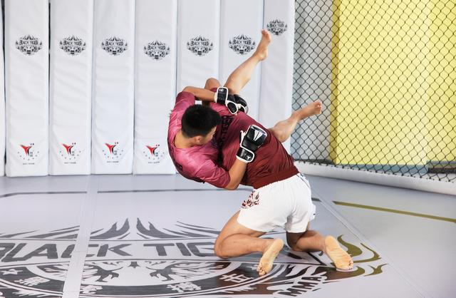 摔跤经典招式：抱腿摔。  新京报记者 郭延冰 摄