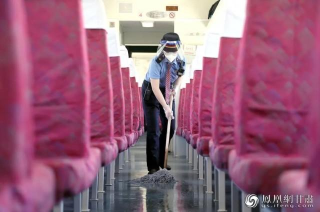 乘务员在认真打扫“富民号”列车，为乘客创造舒适的出行环境。徐凌波 摄