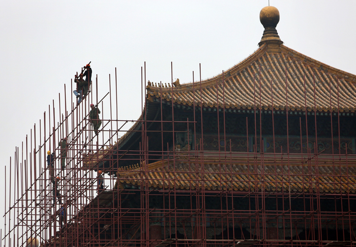 2013年9月8日，午门东侧雁翅楼，工人在脚手架上进行维修施工。黄月 摄
