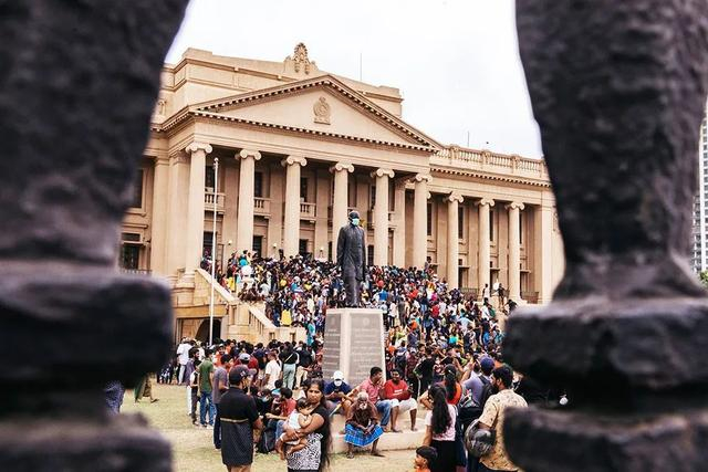 △7月10日，在斯里兰卡首都科伦坡，大批抗议者和普通民众聚集在总统府外。