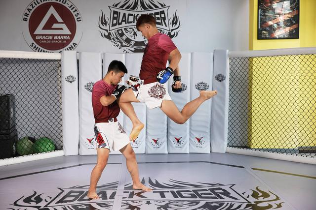 泰拳经典招式：跳膝。  新京报记者 郭延冰 摄