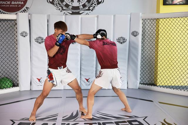 拳击经典招式：直拳迎击。  新京报记者 郭延冰 摄