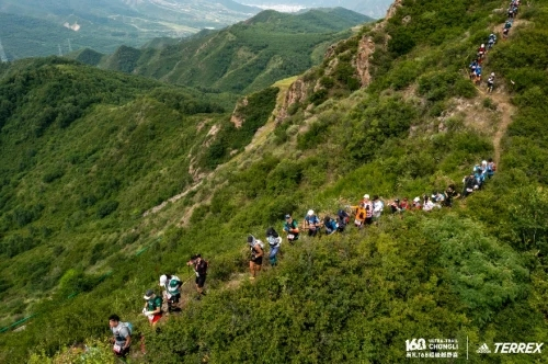 　　选手们跋涉于蜿蜒的比赛路途中