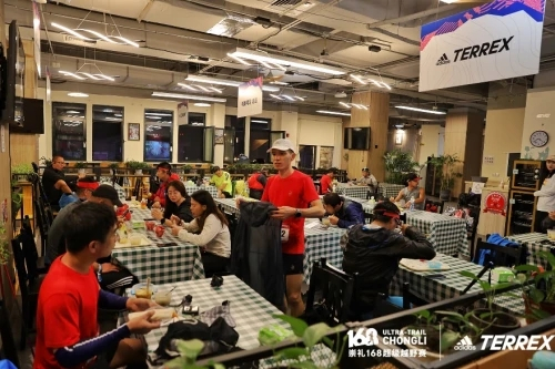 　　TERREX太舞服务站的食物补给区