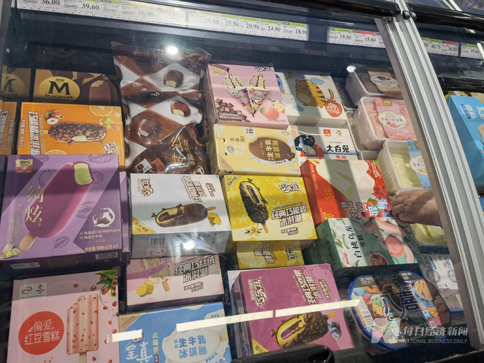 超市冰柜中陈列的冰淇淋产品 图片来源：每经实习记者 熊嘉楠 摄