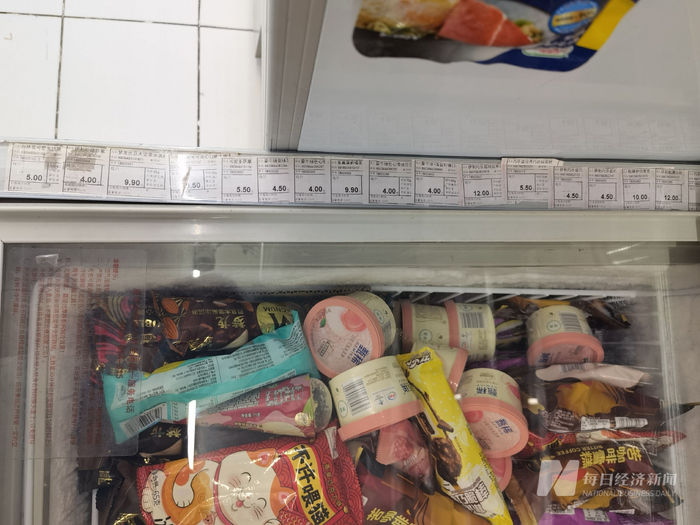 记者走访的某超市内标明的雪糕价格&nbsp;&nbsp;