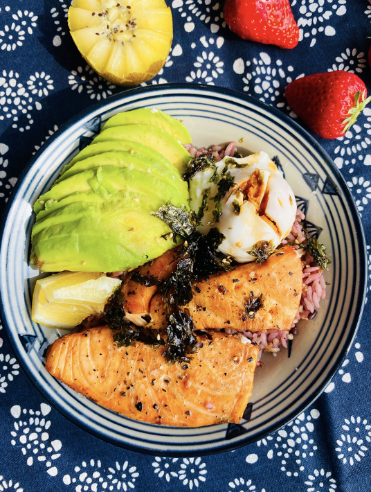 　　三文鱼牛油果藜麦饭