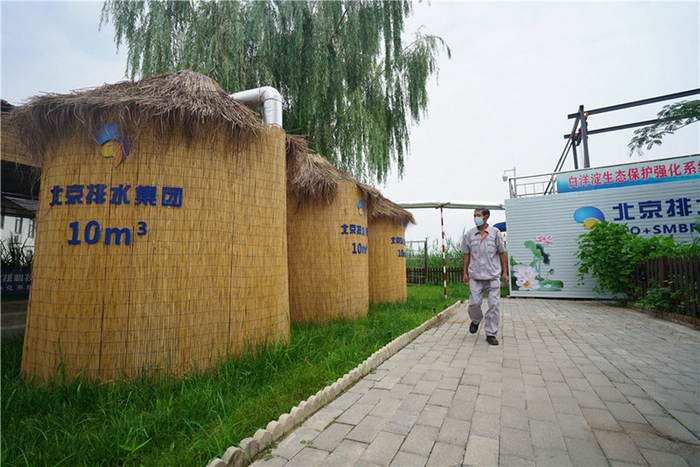 工人在邵庄子西污水处理站内巡视（2021年8月14日摄）。