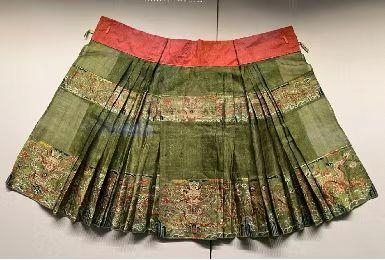 孔府旧藏葱绿地妆花纱蟒裙。受访者供图