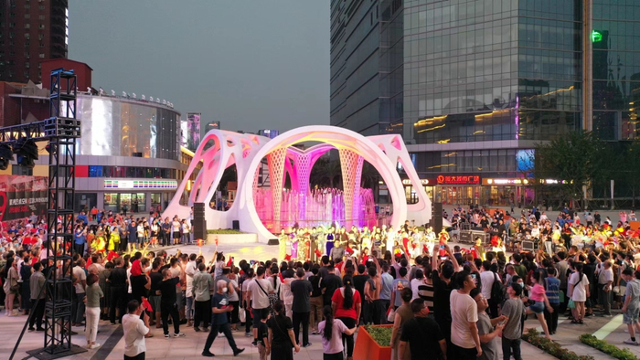 湾里庙步行街现场各类活动精彩纷呈，音乐、舞蹈、戏曲等表演形式融为一体。李鹏茹摄