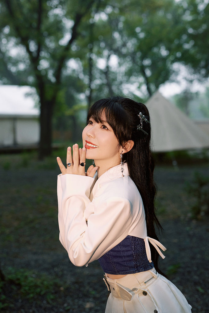 赖美云闪亮的日子夏日歌会花絮留刘海穿短裙甜美元气