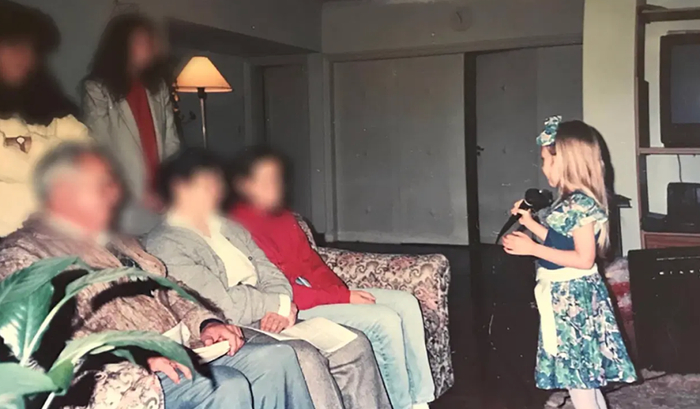 ▲“上帝之子”中的孩子为成年信徒表演节目 来源：《太阳报》