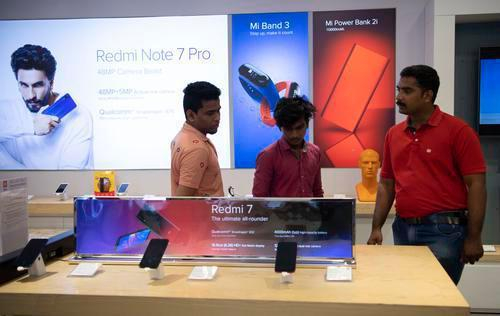 ▲印度金奈一家商场，顾客在中国手机品牌小米门店购买手机。图/新华社