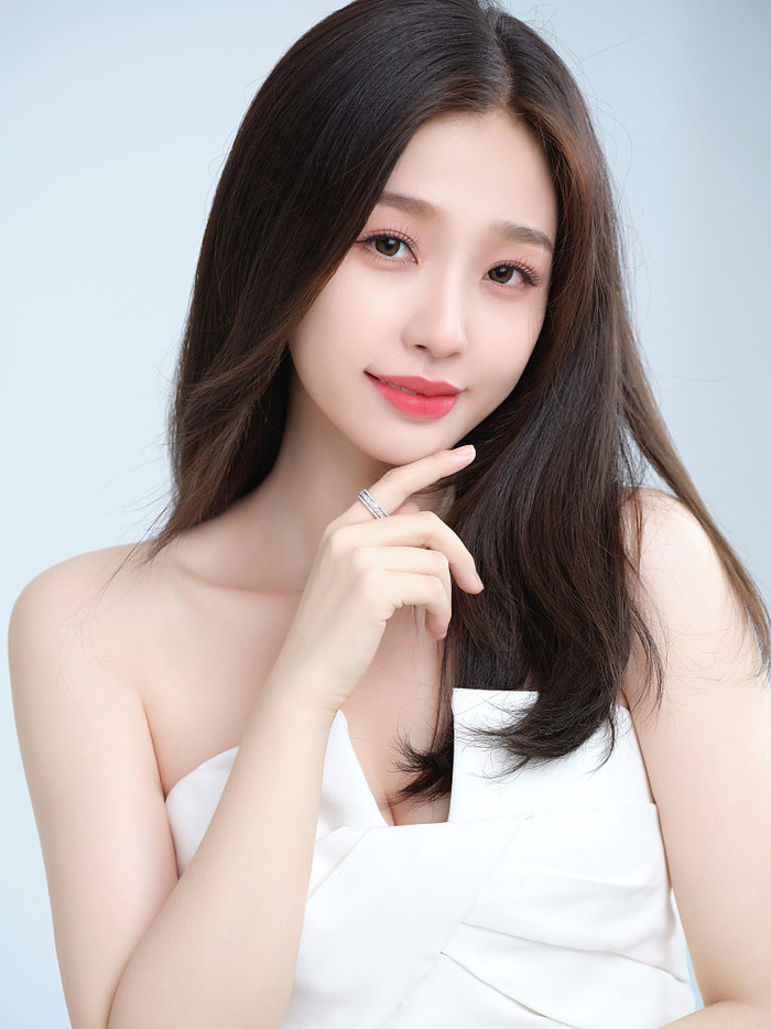虞书欣拍摄纯白抹胸长裙写真身材曼妙发丝飞扬精致动人