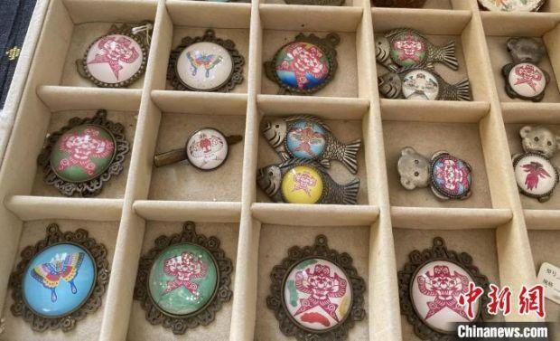 赵艳芳推出了一系列以“风筝”为特色的文创产品。　李玉素 摄