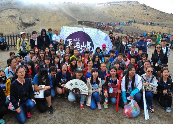 2015年8月17日《盗墓笔记》粉丝聚集长白山赴“十年之约”（图片来源：新华社）