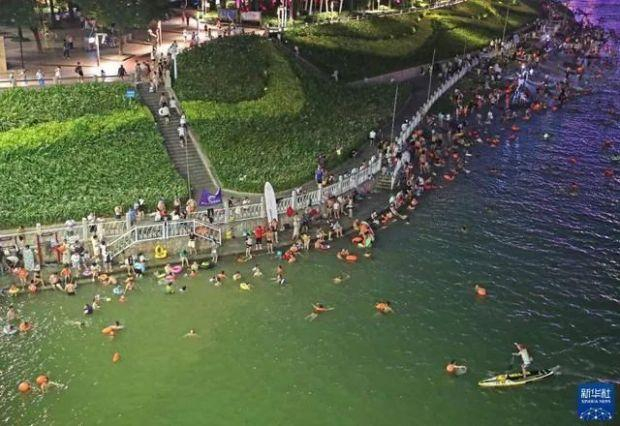 市民在广西南宁市邕江一桥附近水面戏水纳凉。新华社记者 周华 摄