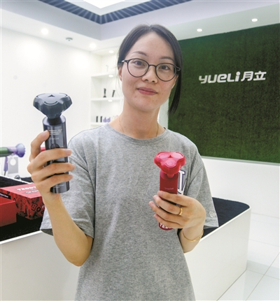     月立工作人员展示电动剃须刀。（陈章升 摄）
