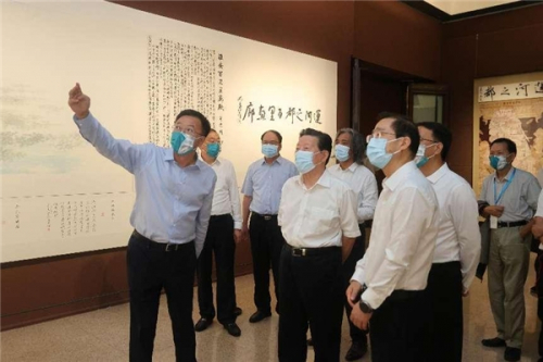 　　中国文联名誉主席孙家正观看展览