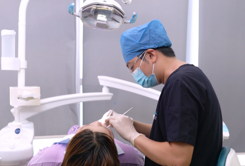 　　专注看诊的陈希柱