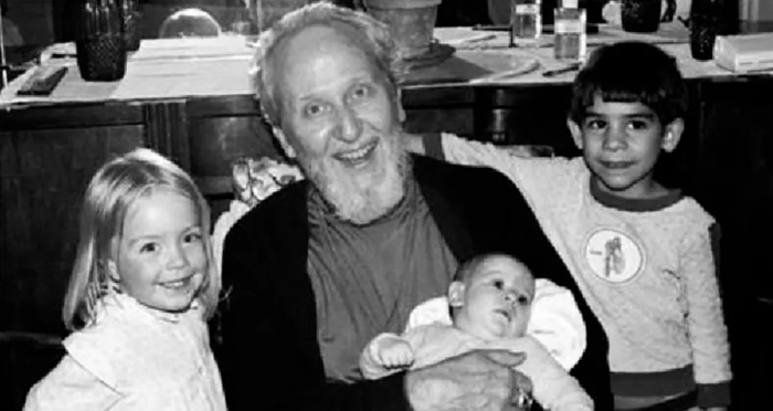 ▲大卫·伯格与在“上帝之子”邪教组织里出生的孩子们