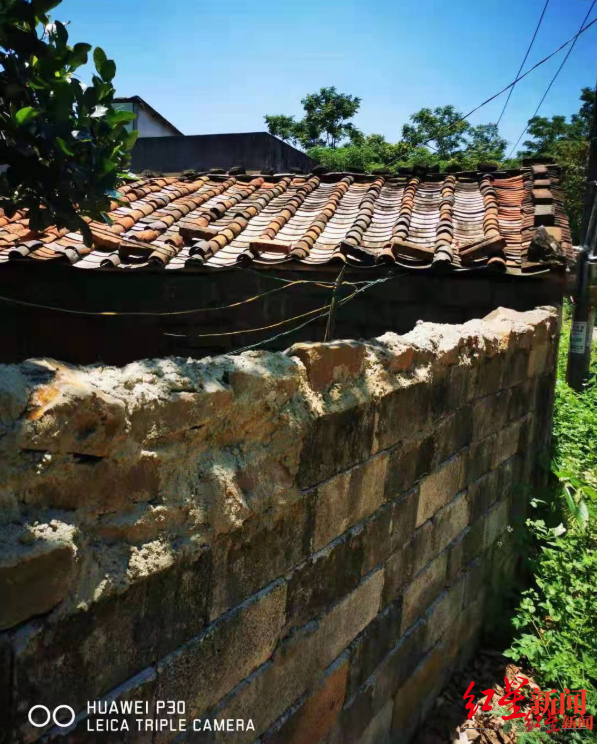 ▲杨成杰家厨房屋顶。