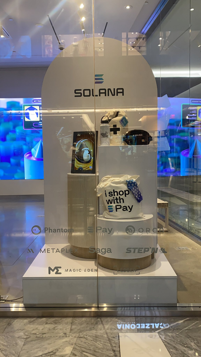 Solana 门店的玻璃上印有‘Saga’标志