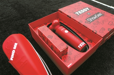     红色炫酷电动剃须刀。（陈章升 摄）