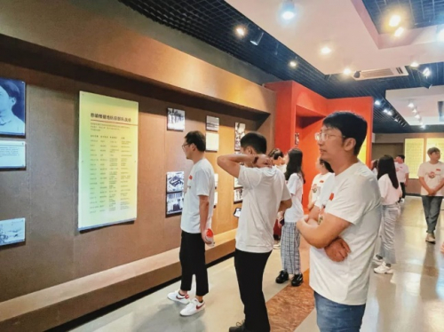 　　组建党群学习工作