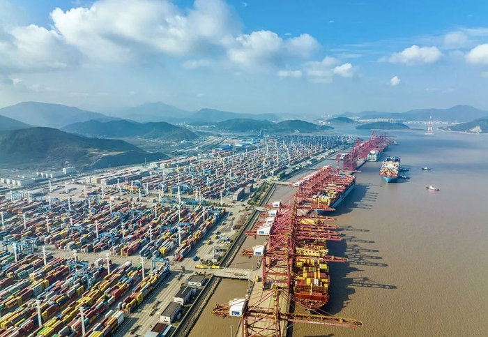 宁波舟山港 图片来源：新华社