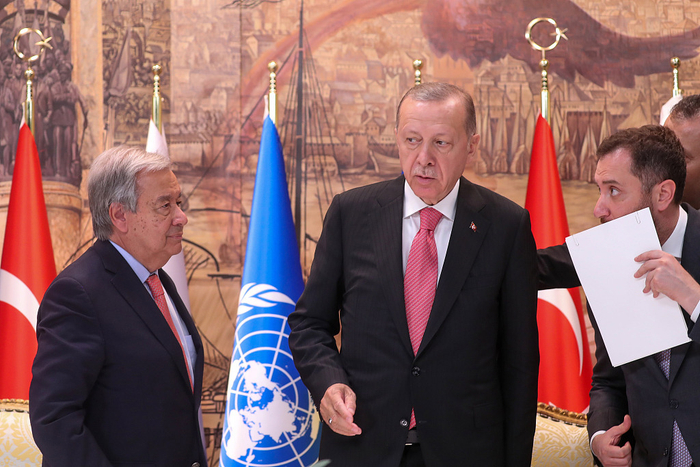 　　当地时间7月22日，联合国秘书长古特雷斯（左）和土耳其总统埃尔多安（中）出席“乌克兰粮食安全运输倡议”的签字仪式。图源：视觉中国