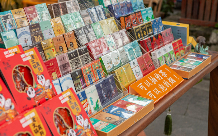 ▲茶烟被宣传成“可以抽的茶，可以泡的烟”，资料图。图/IC photo