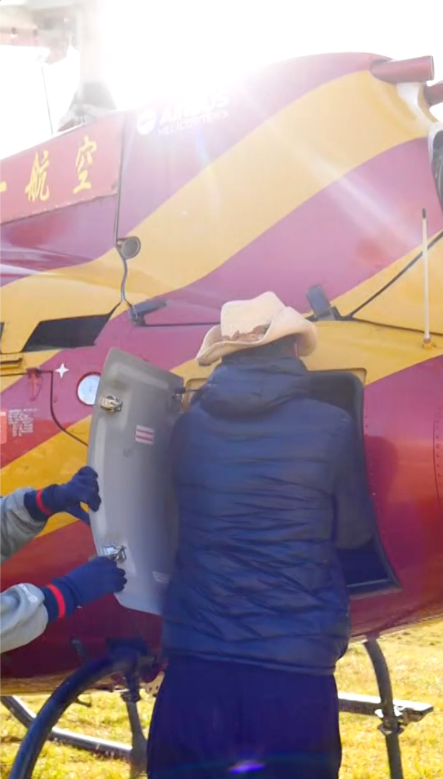 ▲打包好的垃圾被放入直升机物资仓内。 受访者供图