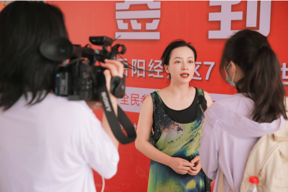 　　▲岳阳市中心医院肝病专家副主任医师谭妙向记者介绍
